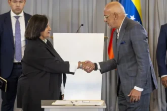Delcy Rodríguez celebra el “primer paso” en el diálogo entre el chavismo y la oposición