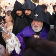 El líder de la Iglesia Apostólica de Armenia se enfrenta a un juicio en medio de una disputa con el gobierno.