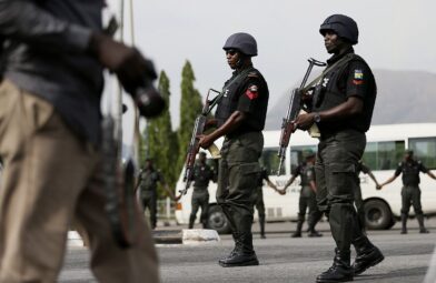 Nigeria reporta 10 policías muertos en ataque de rebeldes