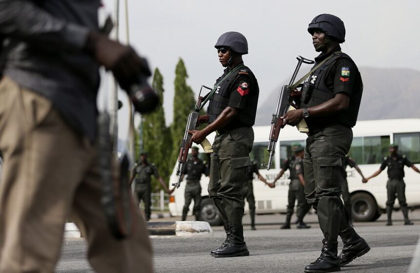 Nigeria reporta 10 policías muertos en ataque de rebeldes