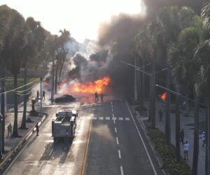 Dos fallecidos deja incendio de camión de combustible; 911 coordina operativo