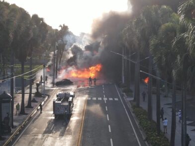 Dos fallecidos deja incendio de camión de combustible; 911 coordina operativo