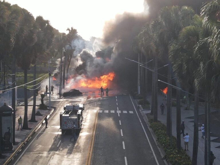 Dos fallecidos deja incendio de camión de combustible; 911 coordina operativo