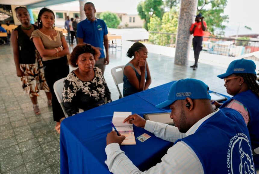 Largas distancias dificultan registro de votantes rurales ante proceso electoral en Haití