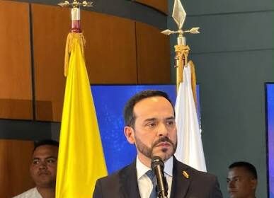 De la Espriella firma extradición a EEUU de cinco antiguos negociadores de grupos armados