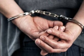 Policía arresta a 14 personas durante operativos contra robos y estafas en Santiago