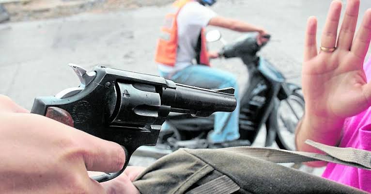 Atracan a punta de pistola a trabajadora cuando iba a una zona franca en Santiago