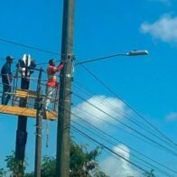 Dos personas fueron detenidas durante un operativo contra las conexiones eléctricas ilegales en el sector La Guáyiga