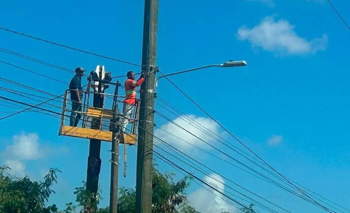 Dos personas fueron detenidas durante un operativo contra las conexiones eléctricas ilegales en el sector La Guáyiga