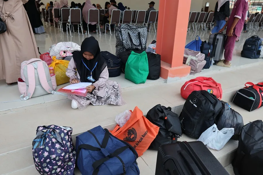 El programa de comidas escolares gratuitas de Indonesia es una de las principales promesas del presidente Prabowo Subianto, quien asumió el cargo en octubre de 2024. La iniciativa comenzó a implementarse en enero de 2025 con el objetivo de mejorar la nutrición infantil, reducir la malnutrición y apoyar a las familias de menores ingresos mediante la entrega de alimentos a estudiantes.

El proyecto tiene una escala ambiciosa. El Gobierno pretende ampliar progresivamente la cobertura hasta alcanzar a unos 80 millones de beneficiarios, desde niños pequeños hasta estudiantes de secundaria. Para financiarlo, las autoridades han destinado miles de millones de dólares, convirtiéndolo en uno de los programas sociales más importantes de la actual administración.

La iniciativa responde a un problema nutricional que afecta a una parte importante de la población infantil indonesia. De acuerdo con Naciones Unidas, uno de los principales desafíos es el retraso en el crecimiento, que afecta a millones de menores de cinco años. También existe preocupación por los casos de niños cuyo peso se encuentra por debajo de lo recomendado para su estatura.

Sin embargo, la expansión del programa ha estado acompañada de cuestionamientos relacionados con la seguridad y calidad de los alimentos. Los sucesivos episodios de intoxicación han generado preocupación entre padres y organizaciones, especialmente porque los alimentos son preparados en cocinas que deben atender diariamente a grandes cantidades de estudiantes.

Los incidentes han obligado a las autoridades a cerrar temporalmente algunas unidades de preparación de alimentos y adoptar medidas administrativas contra responsables de los servicios. Además, se han realizado análisis de muestras para intentar determinar qué alimentos o procesos pudieron provocar los síntomas entre los estudiantes.

El debate también alcanza el costo del programa. Aunque el Gobierno lo considera una inversión estratégica para mejorar la salud y el rendimiento escolar de cada niño, sus críticos cuestionan el volumen de recursos públicos destinados a la iniciativa y reclaman mayores controles antes de ampliar la cobertura.

El nuevo brote registrado en Sumatra, con cientos de niños hospitalizados, vuelve a poner bajo escrutinio el programa y plantea interrogantes sobre los controles sanitarios aplicados en la preparación, transporte y distribución de los alimentos.

Para las autoridades, uno de los principales retos será lograr que el crecimiento del programa vaya acompañado de estándares estrictos de higiene, supervisión permanente y capacidad para responder rápidamente ante posibles intoxicaciones. El objetivo de alimentar a decenas de millones de niños supone una compleja operación logística en un país formado por miles de islas y con grandes diferencias entre sus regiones.