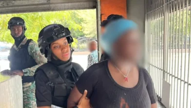 DGM interviene pica pollos y tiendas y detiene a 24 haitianos en condición migratoria irregular