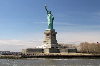Una mujer y un bebé mueren al volcar una embarcación cerca de la Estatua de la Libertad
