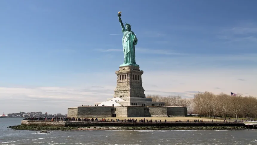 Una mujer y un bebé mueren al volcar una embarcación cerca de la Estatua de la Libertad