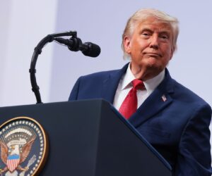 Trump dice que no intenta «forzar» a Irán a negociar e insta al pueblo iraní a sublevarse