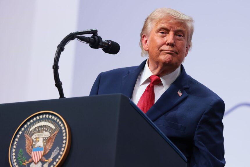 Trump dice que no intenta "forzar" a Irán a negociar e insta al pueblo iraní a sublevarse