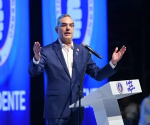 Abinader anuncia ampliación a cuatro carriles de 12 kilómetros del Boulevard de Bávaro