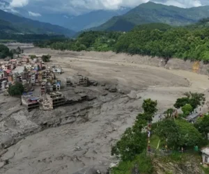 Nepal y China buscan a cientos de desaparecidos tras riada que deja al menos 160 muertos