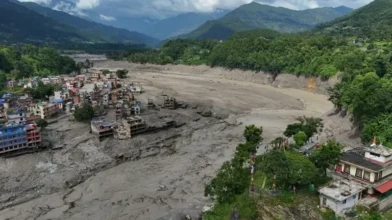 Nepal y China buscan a cientos de desaparecidos tras riada que deja al menos 160 muertos