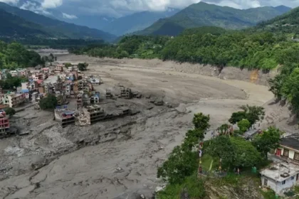 Nepal y China buscan a cientos de desaparecidos tras riada que deja al menos 160 muertos