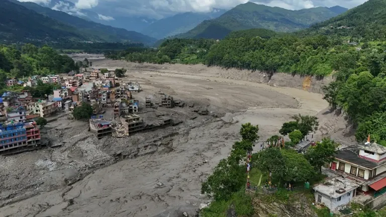 Nepal y China buscan a cientos de desaparecidos tras riada que deja al menos 160 muertos