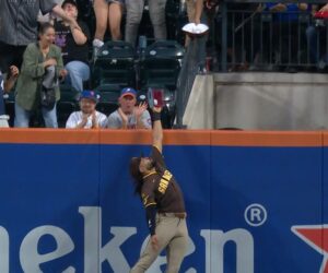 Fernando Tatis Jr. roba un grand slam a Lindor con espectacular atrapada