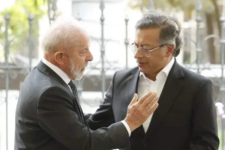 Lula se despide de Petro por llamada telefónica a horas del traspaso de mando en Colombia