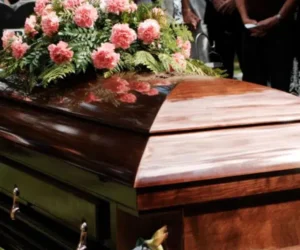Joven de 26 años muere tras ataque con arma blanca en San Cristóbal; buscan al sospechoso