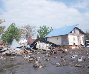 Más de 5.000 indonesios permanecen desplazados tras el fuerte terremoto de 7,7