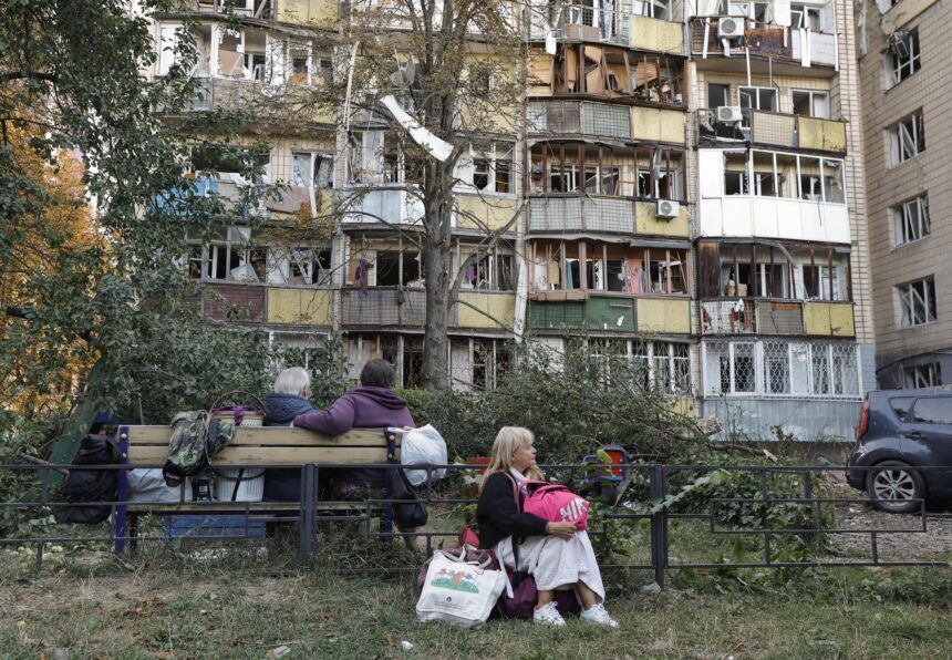 Ascienden a 15 los muertos y a 39 los heridos en ataque masivo nocturno ruso contra Kiev