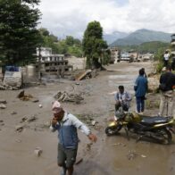 Recuperan 95 cadáveres tras la riada en Nepal y 484 turistas siguen sin contacto