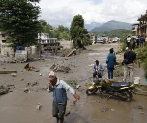 Recuperan 95 cadáveres tras la riada en Nepal y 484 turistas siguen sin contacto