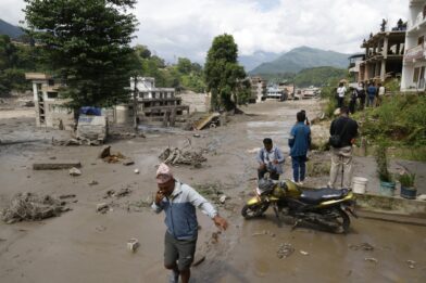 Recuperan 95 cadáveres tras la riada en Nepal y 484 turistas siguen sin contacto