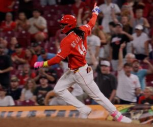 Primer hit de oro de Elly De La Cruz da a los Rojos triunfo sobre los Cardenales