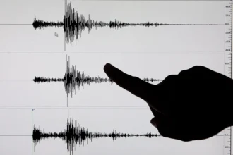 Terremoto de magnitud 7,7 sacude la costa de Indonesia y activa alerta de tsunami