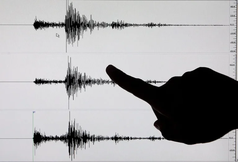 Terremoto de magnitud 7,7 sacude la costa de Indonesia y activa alerta de tsunami