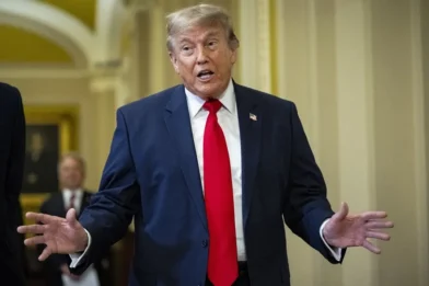 Trump dice que Irán se está derrumbando mientras EE. UU. prepara nuevas sanciones
