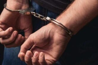 Policía detiene a tres hombres por armas y presuntas drogas en San Juan y La Vega