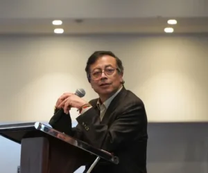 Petro agota los cupos para su charla en la UNAM y acuerda la edición de un libro con el FCE