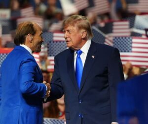 Trump nomina a esposa del cantante de ‘God Bless the USA’ como embajadora en Barbados