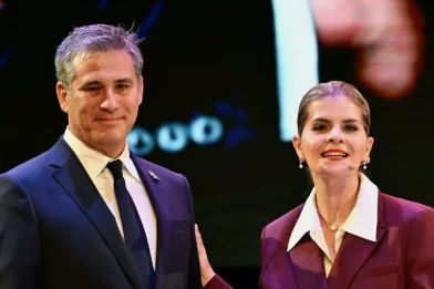 Laura Fernández destituye a canciller de Costa Rica por participar en reunión con Trump sin informarle