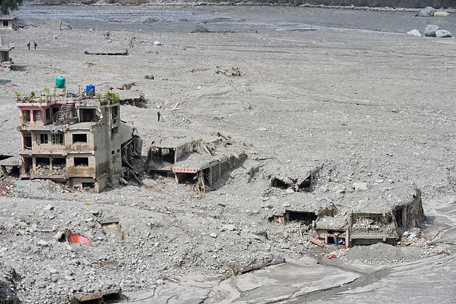 Los 500 huérfanos del «apocalipsis» de Nepal: «Fue una advertencia para el mundo»