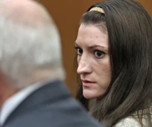 Jurado sigue sin acuerdo en juicio contra mujer acusada de matar a sus tres hijos