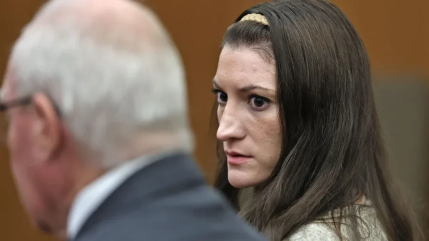 Jurado sigue sin acuerdo en juicio contra mujer acusada de matar a sus tres hijos