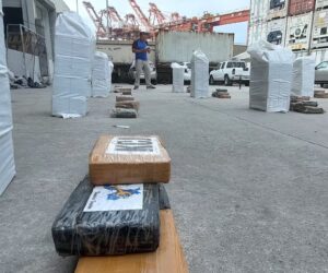 Ecuador decomisa dos toneladas de cocaína en un contenedor con fruta que iba a Suecia
