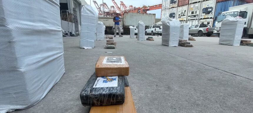 Ecuador decomisa dos toneladas de cocaína en un contenedor con fruta que iba a Suecia