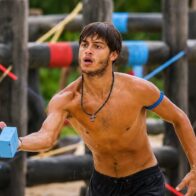 Perdió la pierna en un accidente en Survivor Greece: ahora demanda al reality por 100 millones de dólares