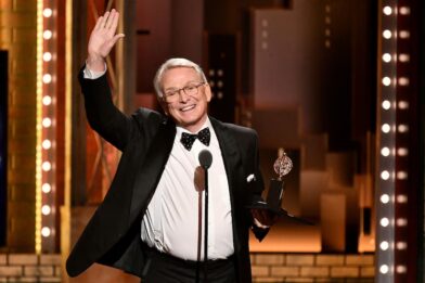 Muere Bob Mackie, legendario diseñador que vistió a Cher, Tina Turner y Dolly Parton