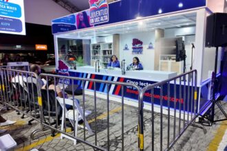 Jóvenes dominicanos superan 98 horas en busca del Récord Guinness de lectura