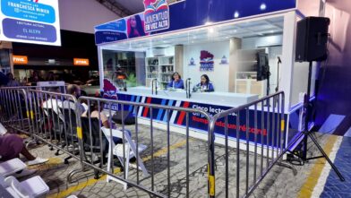 Jóvenes dominicanos superan 98 horas en busca del Récord Guinness de lectura