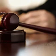 Mujer enfrenta 321 cargos por presunto fraude bancario contra vecina de 94 años en Puerto Rico